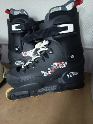 Dos pares de patines en línea morados y negros.