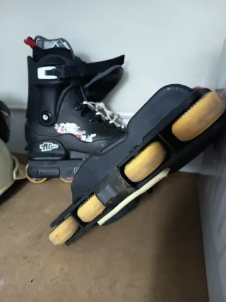 Dos pares de patines en línea morados y negros.