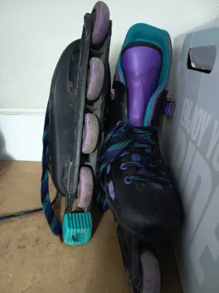 Dos pares de patines en línea morados y negros.