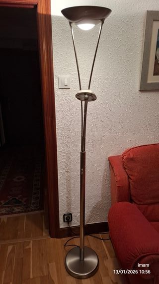Lámpara de pie halógena plateada color latón.