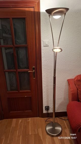 Lámpara de pie halógena plateada color latón.
