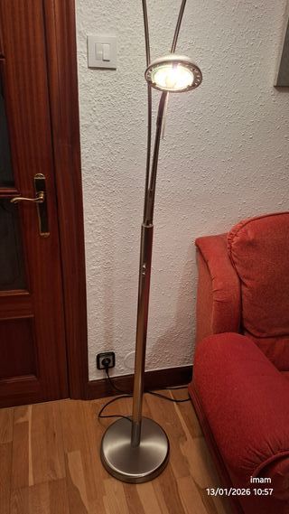 Lámpara de pie halógena plateada color latón.