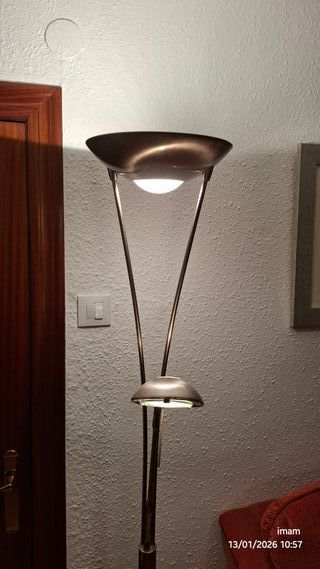 Lámpara de pie halógena plateada color latón.