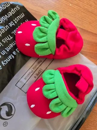 Zapatitos bebé fresa talla 17
