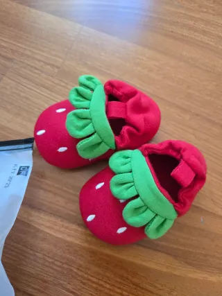 Zapatitos bebé fresa talla 17