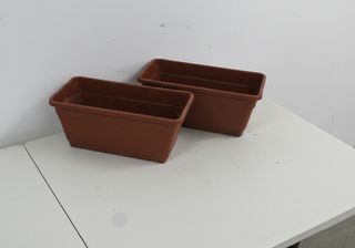 15 macetas de plástico marrones