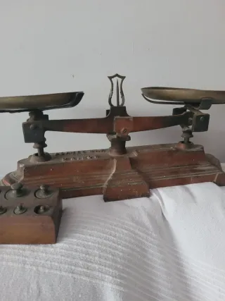 Balanza de hierro antigua con pesas