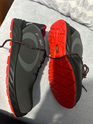 Zapatos de Trabajo Negros y Rojos