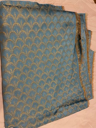 Telas de fallera con bordado dorado.