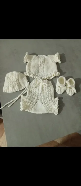 Conjunto bebé: ranita, gorrito y patucos