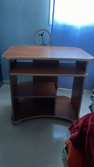 Escritorio madera con ruedas