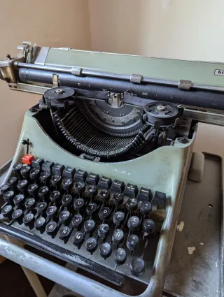Máquina de escribir antigua Hispano Olivetti