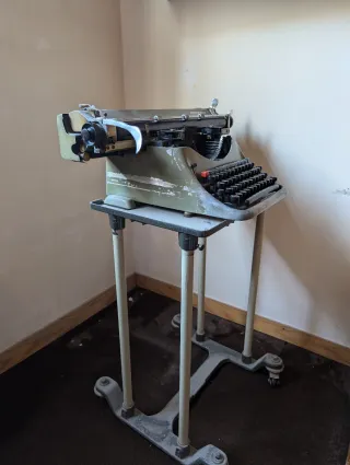 Máquina de escribir antigua Hispano Olivetti