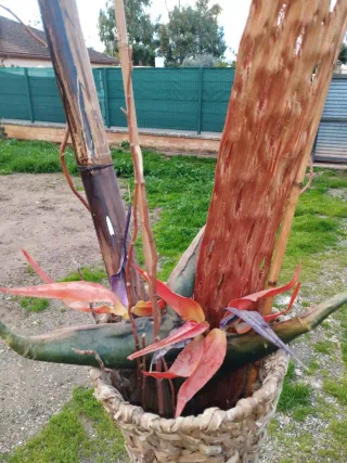 Jarrón de rafia con flores decorativas