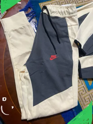 Conjunto Nike Tech Fleece Beige y Gris