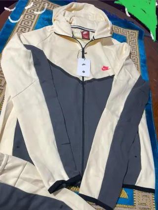 Conjunto Nike Tech Fleece Beige y Gris