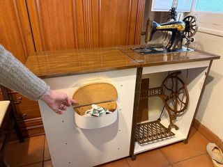 Máquina de Coser Antigua Singer Negra y Dorada