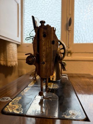 Máquina de Coser Antigua Singer Negra y Dorada