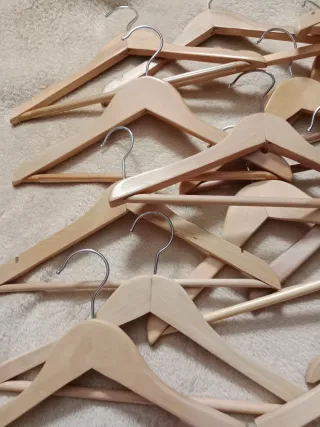 Lote de 20 perchas de madera pequeñas