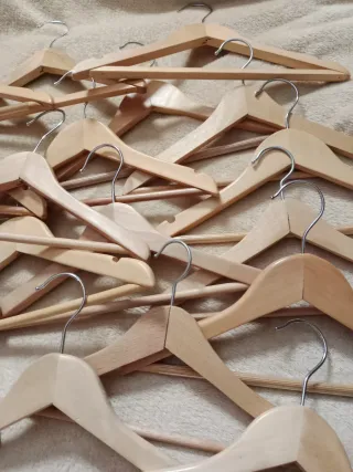 Lote de 20 perchas de madera pequeñas