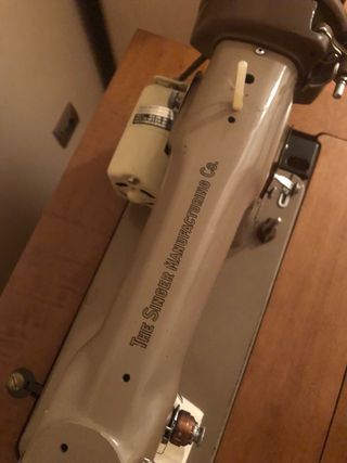Máquina de coser Singer antigua con rueda y motor