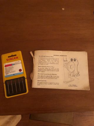 Máquina de coser Singer antigua con rueda y motor