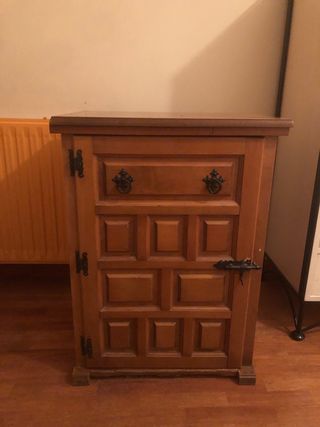 Máquina de coser Singer antigua con rueda y motor