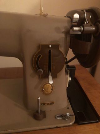 Máquina de coser Singer antigua con rueda y motor