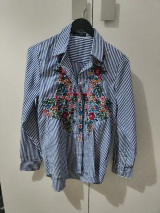 Camisa Rayas Flores Bordadas