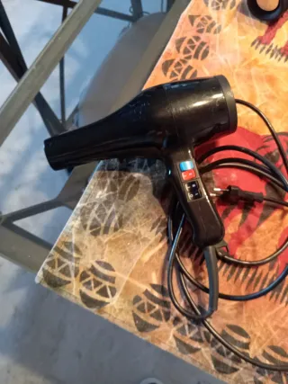 Secador de pelo negro, buen estado