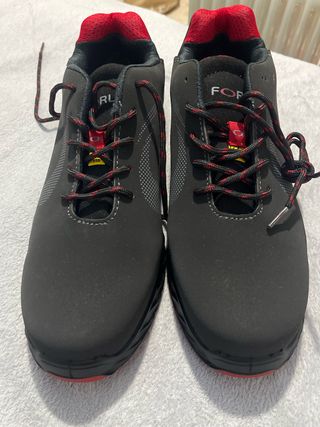 Zapatos de seguridad negros y rojos