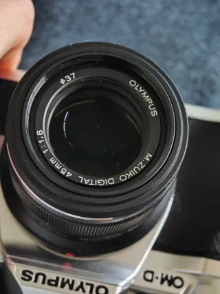 CASI NUEVA Cámara Olympus OM-D E-M10 Mark III