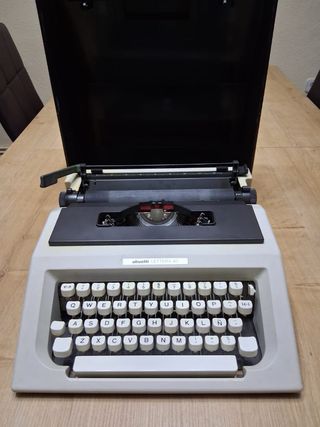 Máquina de escribir Olivetti Lettera 40