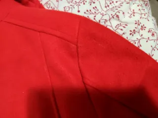 Abrigo Rojo con Cinturón y Bolsillos