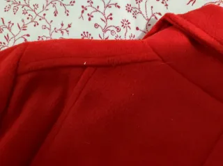 Abrigo Rojo con Cinturón y Bolsillos