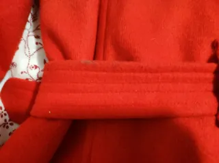 Abrigo Rojo con Cinturón y Bolsillos