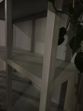 Estantería Kenay Home de madera de pino.