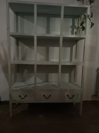 Estantería Kenay Home de madera de pino.