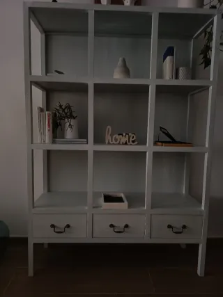 Estantería Kenay Home de madera de pino.