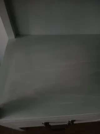 Estantería Kenay Home de madera de pino.