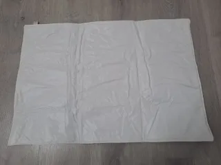 Cambiador de bebé con estampado de plumas