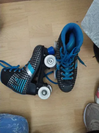Patines en línea negros y azules