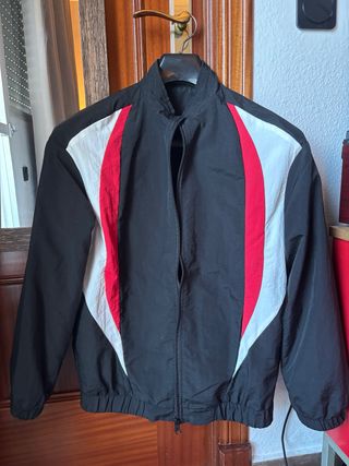 Chaqueta deportiva negra, roja y blanca