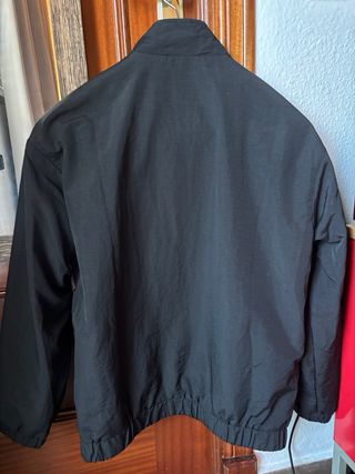 Chaqueta deportiva negra, roja y blanca