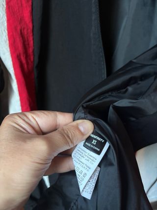 Chaqueta deportiva negra, roja y blanca