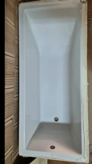 Bañera blanca de porcelana