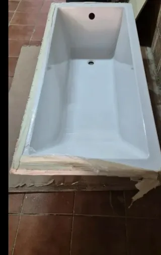 Bañera blanca de porcelana