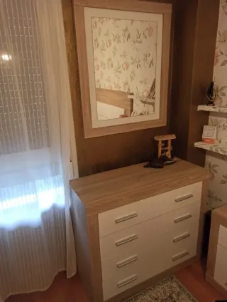 Cómoda y espejo de madera