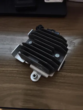 Regulador Yamaha Fazer/Tmax SH719AA 12V