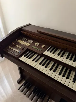 Piano de madera oscura
